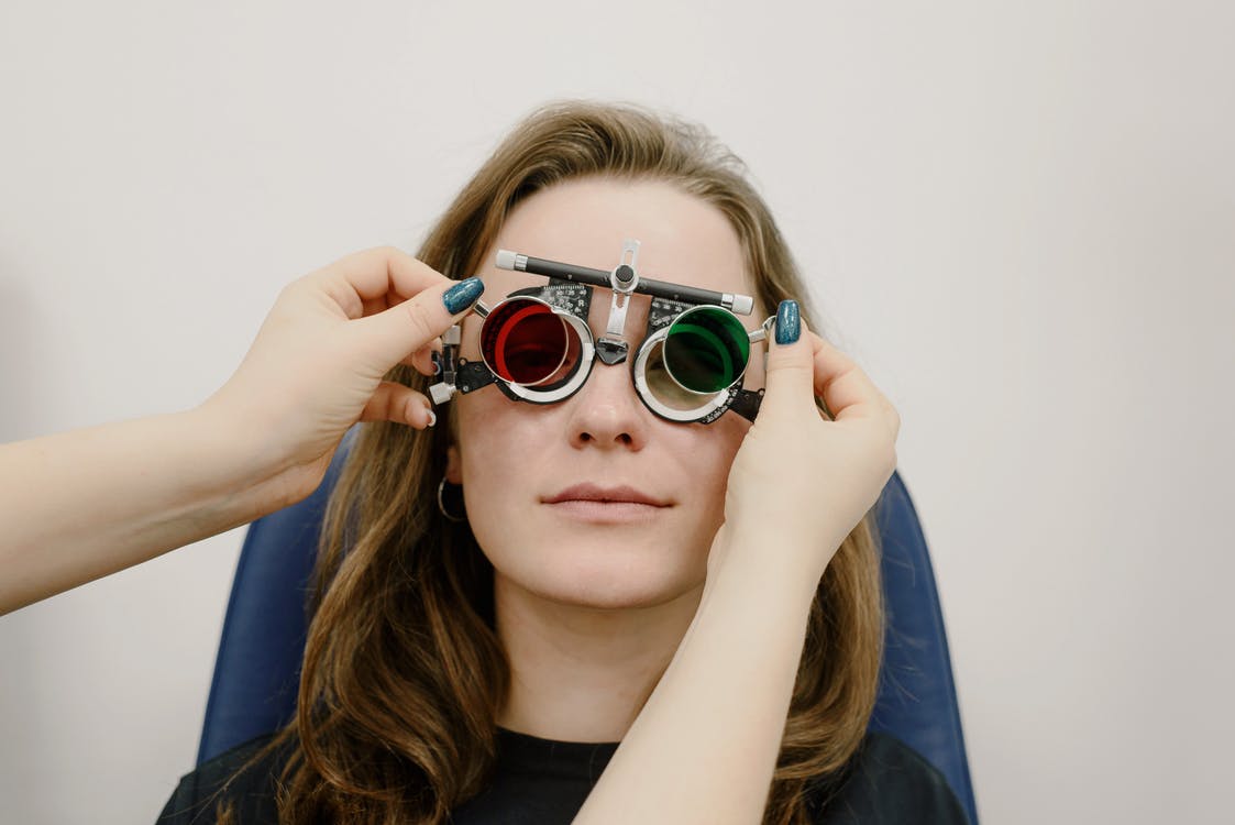 Mujer haciendo examen optometria